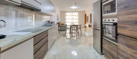 Réfrigérateur, micro-ondes, four, plaque de cuisson