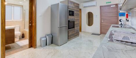 Refrigerador, microondas, horno, placa de cocina