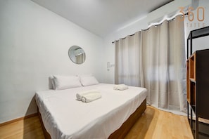 3 bedrooms, desk, iron/ironing board, travel crib