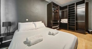 Escritorio, tabla de planchar con plancha, wifi y ropa de cama 