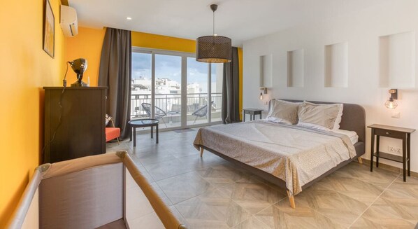 3 sovrum, skrivbord, strykjärn/strykbräda och resesäng