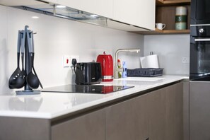 Kühlschrank, Mikrowelle, Ofen, Herdplatte