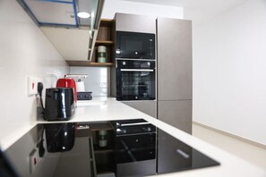 Kylskåp, mikrovågsugn, ugn och spishäll