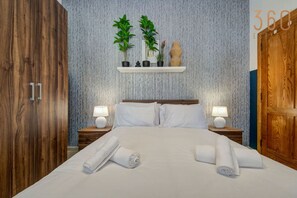 3 slaapkamers, een bureau, een strijkplank/strijkijzer, reisbedje