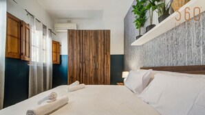4 soverom, skrivebord, strykejern/-brett og reiseseng for barn