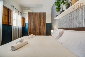 4 bedrooms, desk, iron/ironing board, WiFi