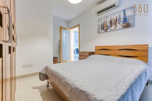 1 bedroom, desk, iron/ironing board, WiFi