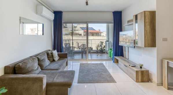 TV - Spacious 3BR home with Private Terrace & WIFI (Ħaż-Żabbar)
