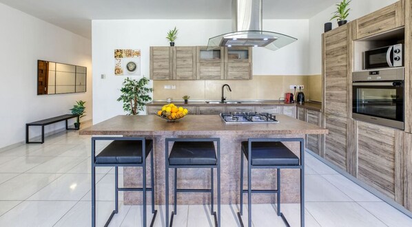 Fridge, microwave, oven, stovetop - Spacious 3BR home with Private Terrace & WIFI (Ħaż-Żabbar)