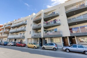 Exterior - Spacious 3BR home with Private Terrace & WIFI (Ħaż-Żabbar)