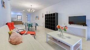 TV - Stylish 3BR Apt with panoramic balcony in Qawra (San Pawl il-Baħar)