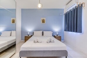 3 habitaciones, escritorio y tabla de planchar con plancha