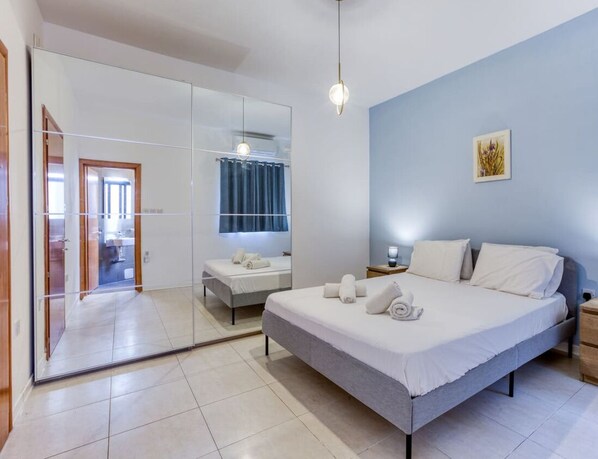 3 Schlafzimmer, Schreibtisch, Bügeleisen/Bügelbrett, Reisekinderbett