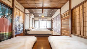 4 quartos, cofres nos quartos, escrivaninha, berço de viagem