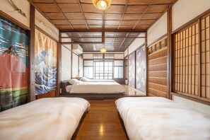 4 quartos, cofres nos quartos, escrivaninha, berço de viagem