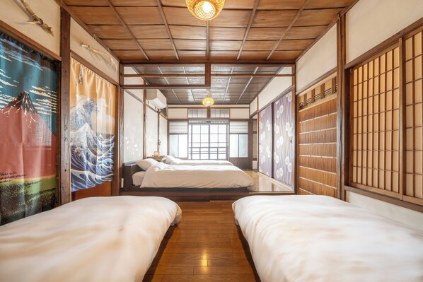 4 bedrooms, in-room safe, desk, travel cot