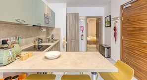 ثلاجة، ميكروويف، فرن، موقد طهي مسطح