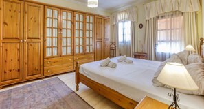 2 bedrooms, desk, iron/ironing board, WiFi