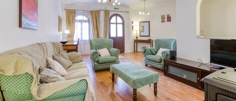 Televisión y chimenea