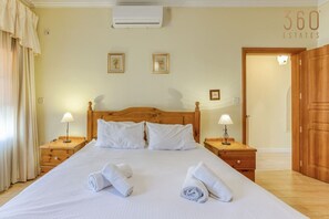 2 bedrooms, desk, iron/ironing board, WiFi