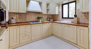 Een koelkast, een microgolfoven, een oven, een kookplaat