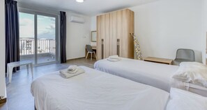 2 habitaciones, escritorio, tabla de planchar con plancha y wifi