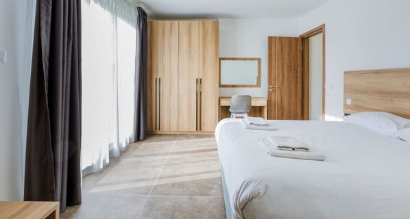 2 chambres, bureau, fer et planche à repasser, lit de bébé portatif