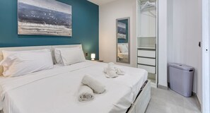 2 bedrooms, desk, iron/ironing board, WiFi