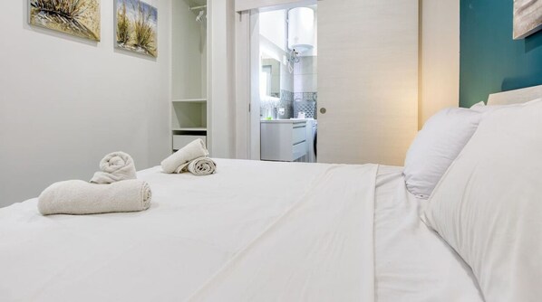 2 bedrooms, desk, iron/ironing board, WiFi