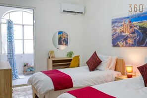 2 habitaciones, escritorio, tabla de planchar con plancha y wifi