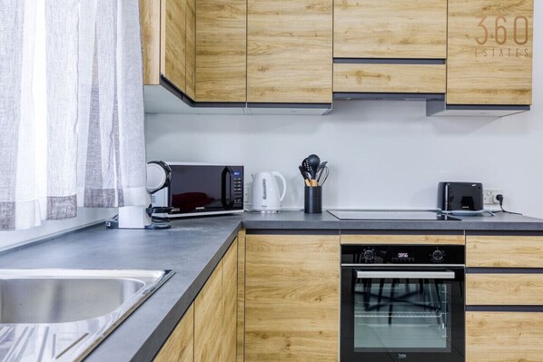 Een koelkast, een microgolfoven, een oven, een kookplaat