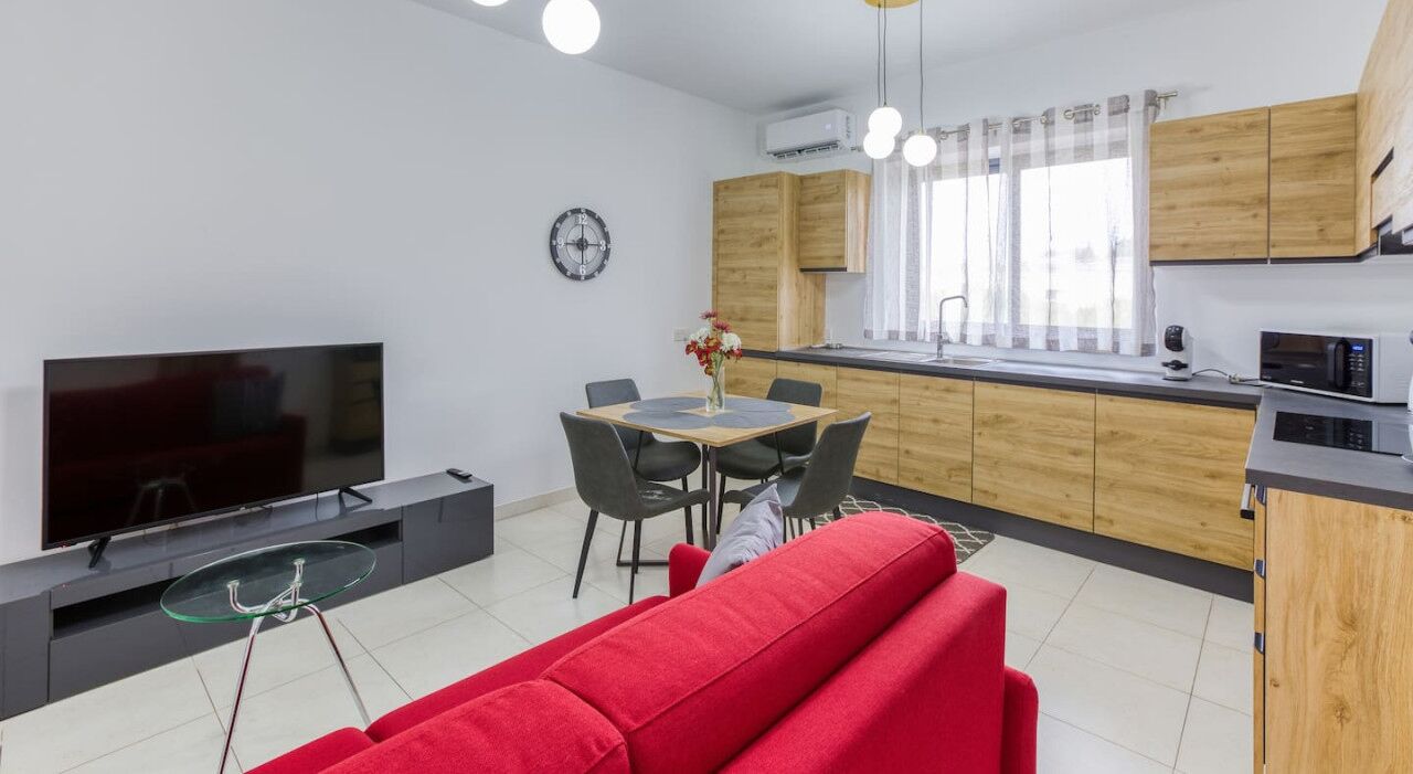 Ein modernes Apartment mit Wohnzimmer, Essbereich und Küche.