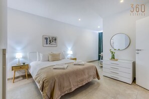 3 camere, una scrivania, ferro/asse da stiro, culla da viaggio