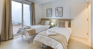3 habitaciones, escritorio, tabla de planchar con plancha y wifi
