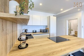 Réfrigérateur, micro-ondes, four, plaque de cuisson