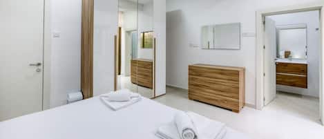 2 habitaciones, escritorio, tabla de planchar con plancha y wifi