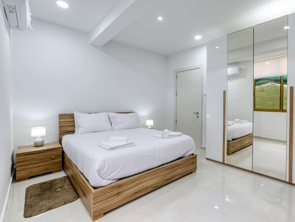 2 soveværelser, skrivebord, strygejern/strygebræt, weekendseng