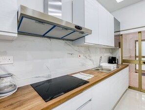 Refrigerador, microondas, horno y cafetera y tetera