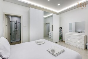 2 chambres, bureau, fer et planche à repasser, lit de bébé portatif