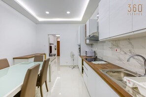 Kühlschrank, Mikrowelle, Ofen, Wasserkocher mit Kaffee-/Teezubehör