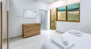 2 habitaciones, escritorio, tabla de planchar con plancha y wifi