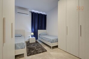 Schreibtisch, Bügeleisen/Bügelbrett, Reisekinderbett, WLAN