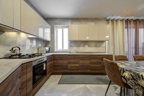 Frigorífic, microones, forn i placa de cuina 