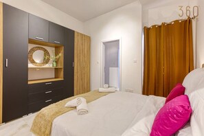 3 makuuhuonetta, työpöytä, silitysrauta/-lauta, vauvan matkasänky