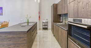 Réfrigérateur, micro-ondes, plaque de cuisson, lave-vaisselle