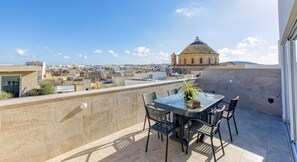 Outdoor dining - Stunning 2BR Penthouse with terrace in Mosta (Il-Mosta)