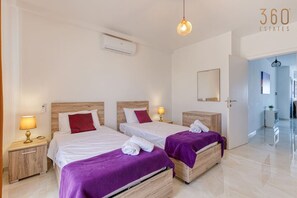 Escritorio, tabla de planchar con plancha, wifi y ropa de cama