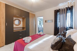 2 bedrooms, desk, iron/ironing board, WiFi