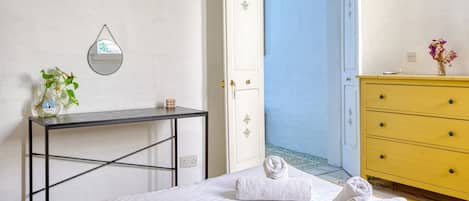 Desk, iron/ironing board, WiFi, bed sheets