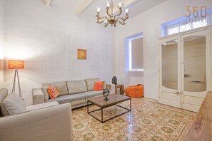 TV - Lovely traditional 4BR Townhouse in charming Isla (L-Isla)